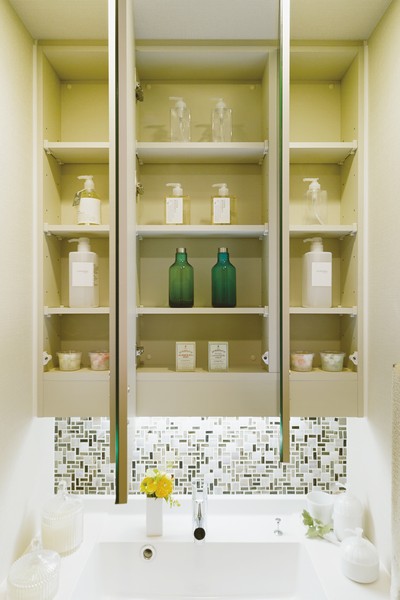 Vanity triple mirror back storage. Wash ・ Convenient, such as can be stored together cosmetic supplies