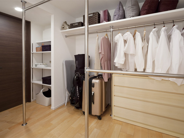Interior.  [Big walk-in closet] It can accommodate the whole family of the items, About 2.1 tatami room with the big walk-in closet. The room also refreshing Katazuki, Usability is often useful because it can enter and exit from the corridor. (Model Room M type)