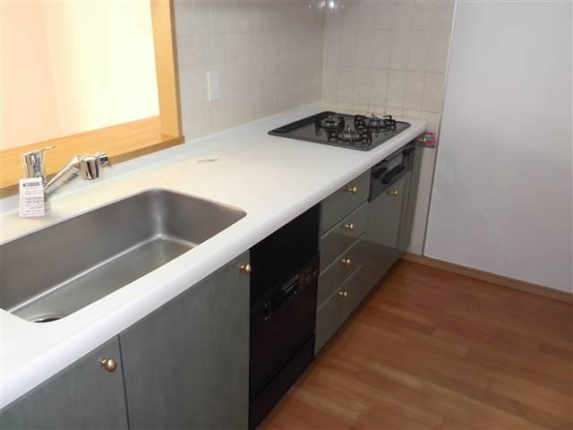 Kitchen. It is a kitchen with a dishwasher!  ☆