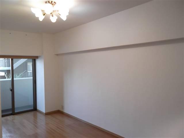 Non-living room. Spacious walk-in closet with the main bedroom 8.8 Pledge!