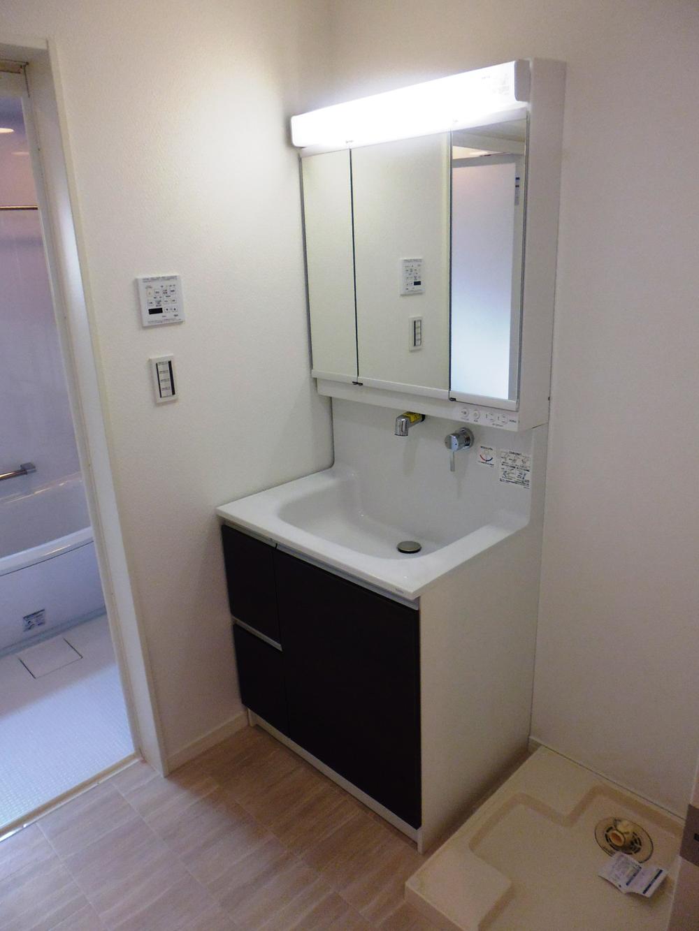 Wash basin, toilet. Three-sided mirror storage type