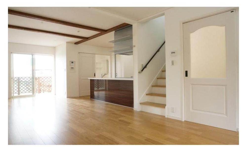 Other Equipment. Use the beautiful grain oak floor material. Antique feeling and handmade feeling represent beams accent, It produces a profound feeling.