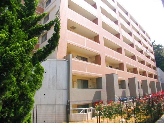 Local appearance photo. Heisei Built 16 years, "Tsurumi" is the apartment of the station a 10-minute walk.