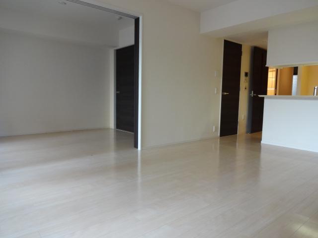 Living. If you use by connecting the living room and Western, It will be in a space of about 18 quires.