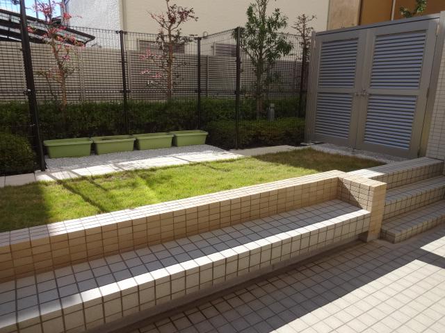Garden. South-facing terrace and private garden is a total of about 39.12 sq m.