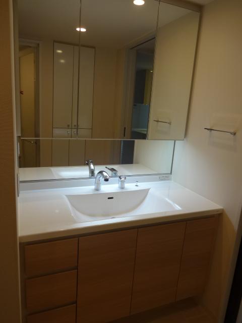 Wash basin, toilet. Indoor (12 May 2013) Shooting