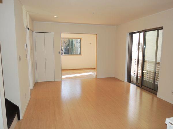 Living. Living (A Building: 2013 November shooting)