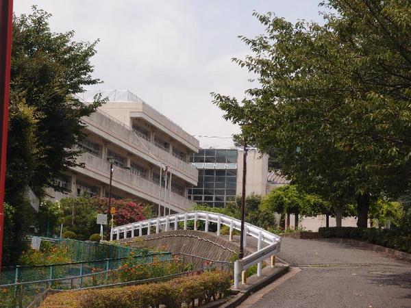 Primary school. On the Yokohama Municipal Terao to elementary school 586m