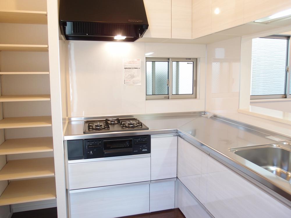 Kitchen. L-type face-to-face kitchen adopted. It has become a kitchen in pursuit of ease of use! !