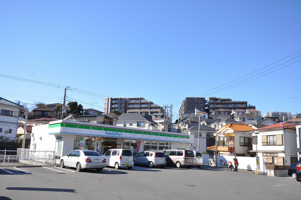 Convenience store. Is the duo 400m pot corner is special to FamilyMart. You can also have pot at home without going to super.