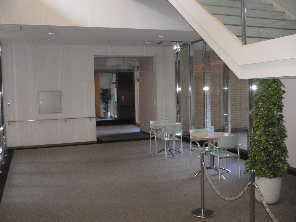 Entrance. Atrium space (well Hall Square