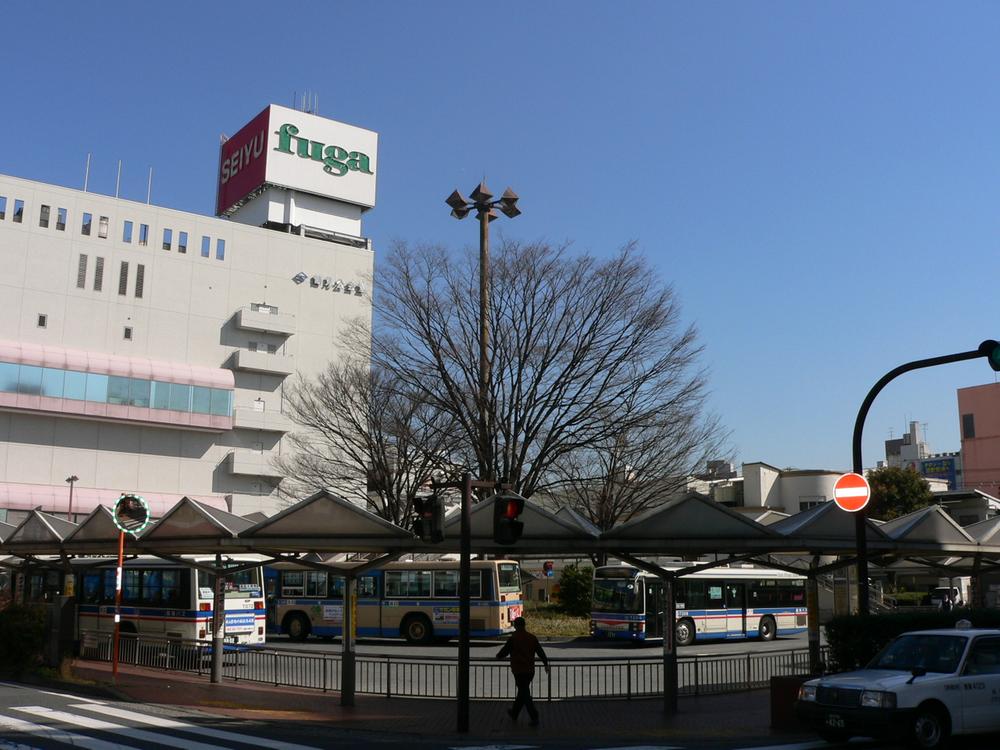station. To Tsurumi Station (west exit) the number of 2700m bus is frequently, At the time of peak will head to (2 routes together) more than 60 times an hour is Tsurumi Station!