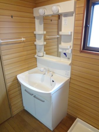 Washroom. Convenient independent wash basin!