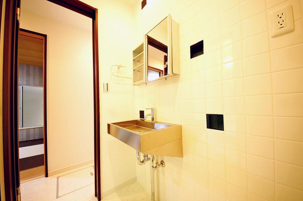 Wash basin, toilet