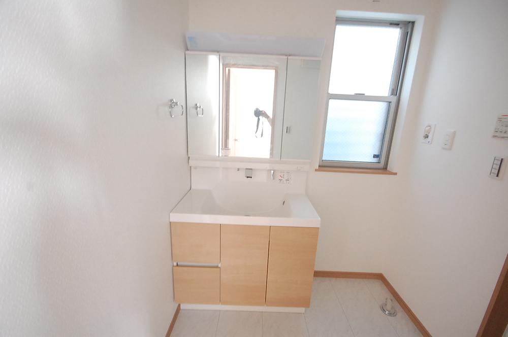 Wash basin, toilet. It is the basin of the three-sided mirror! From There is also a morning grooming storage capacity, I will me to cover up moments of the bath up!