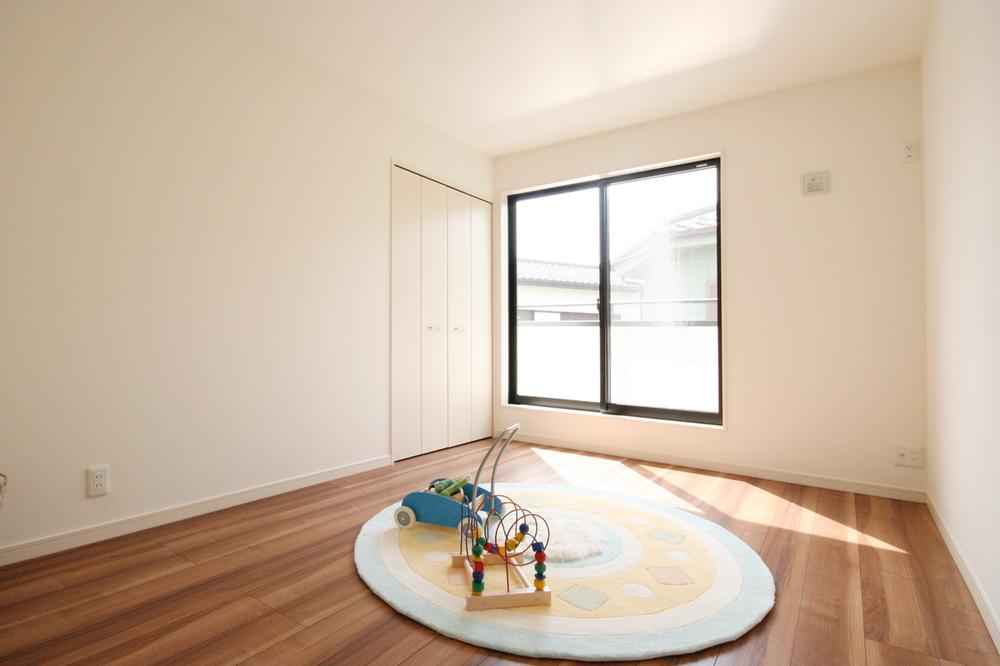 Non-living room. 4LDK is a must-see in walking distance! It gives you the day-to-day health and energy southeast Western-style room is ☆