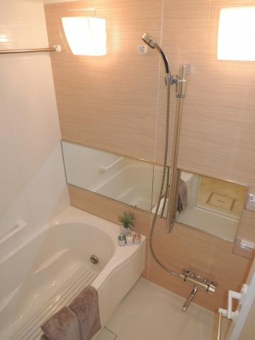 Bathroom. Bathroom Dryer ・ With reheating function