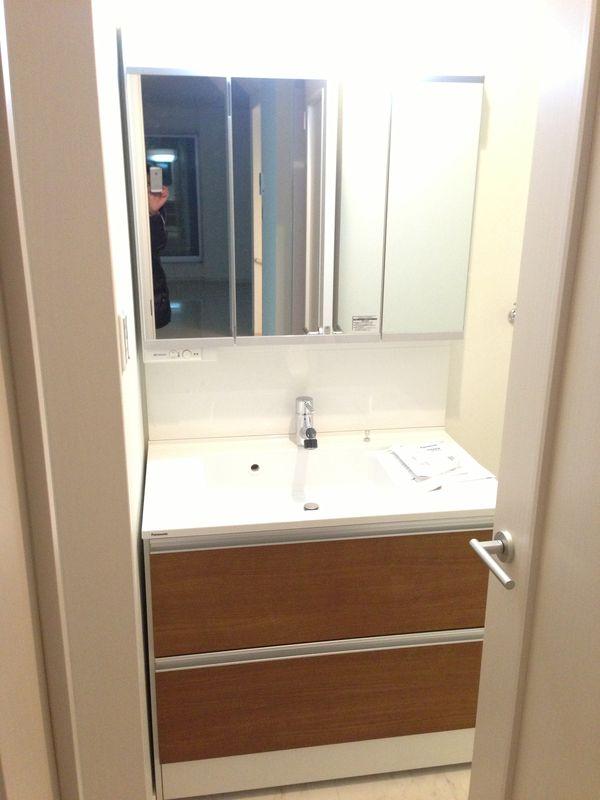 Wash basin, toilet. Drawer storage Three-way mirror washbasin