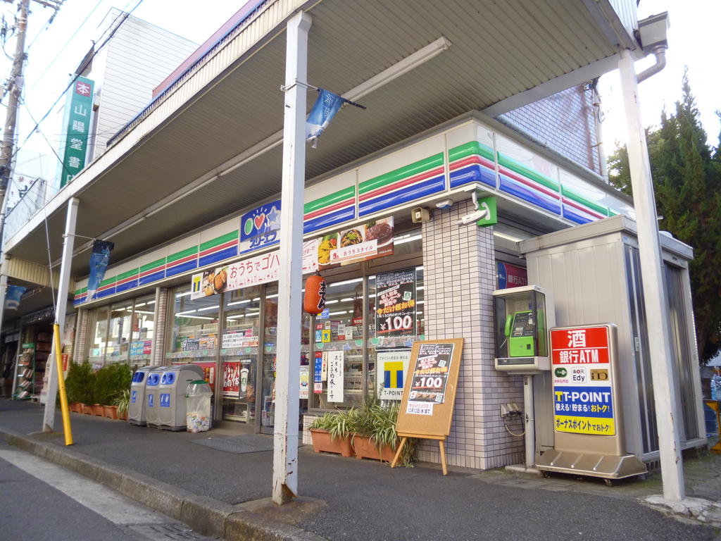 Convenience store. Three F Namamugi store up (convenience store) 105m