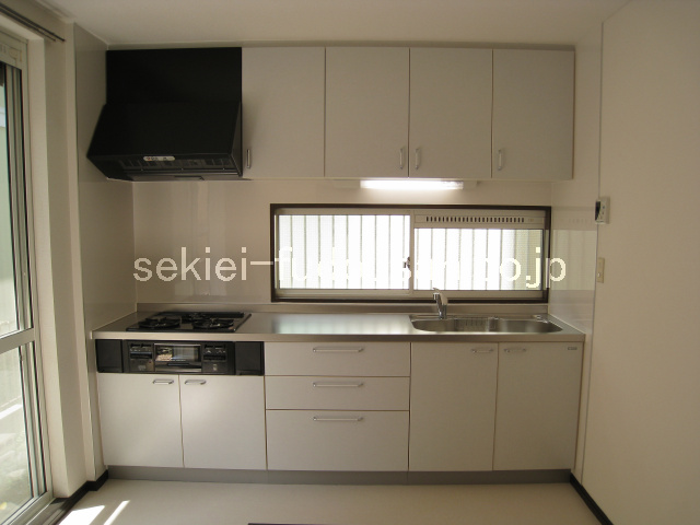 Kitchen. 3-neck system gas stove
