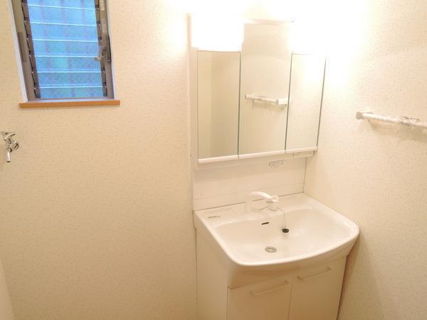 Wash basin, toilet. Interior