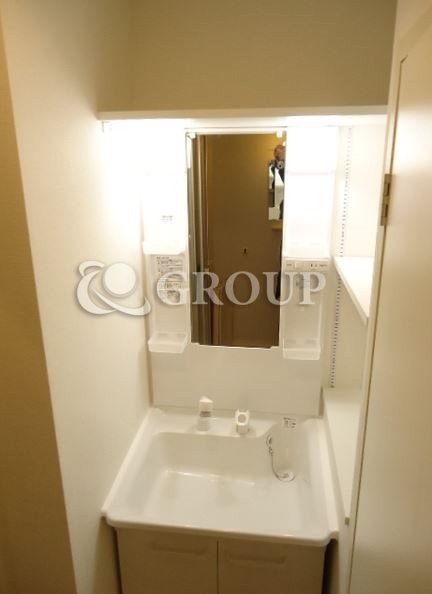 Washroom. Shampoo dresser