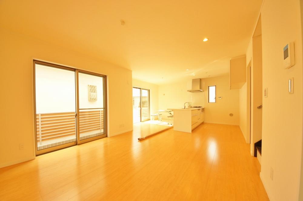 Living. Indoor (10 May 2013) Shooting, Windows are many bright LDK.