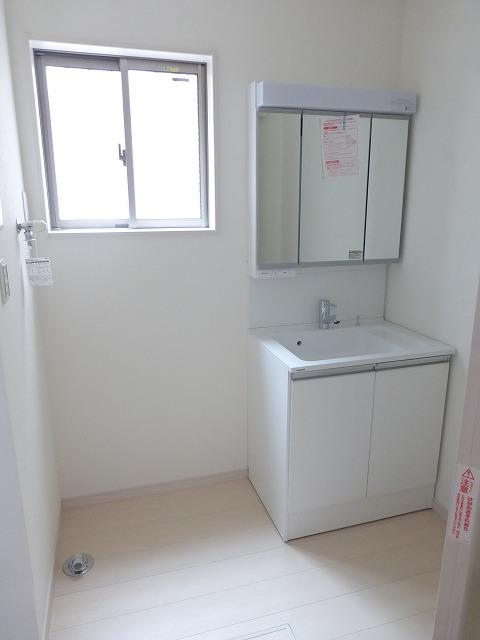 Wash basin, toilet. D Building room (August 24, 2013) Shooting