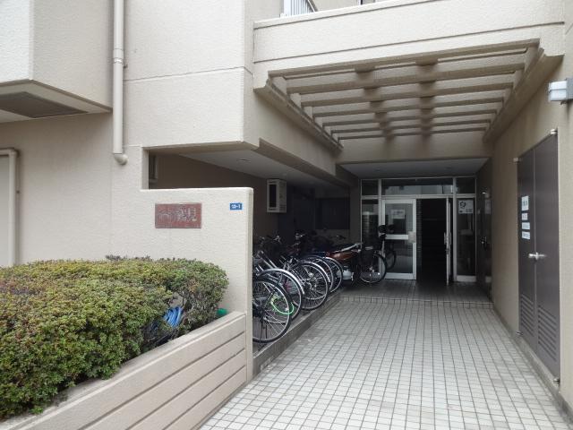 Entrance. Elevator Yes