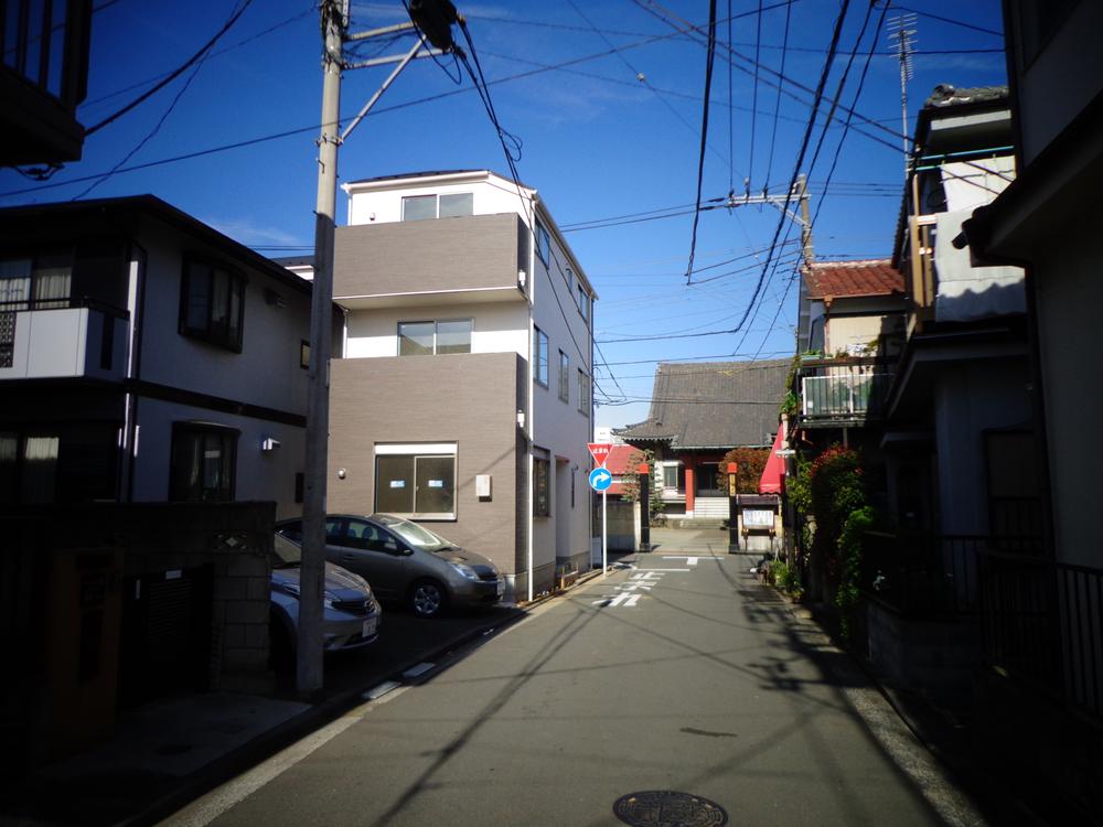 Local photos, including front road. East side the entire road (December 2013) Shooting