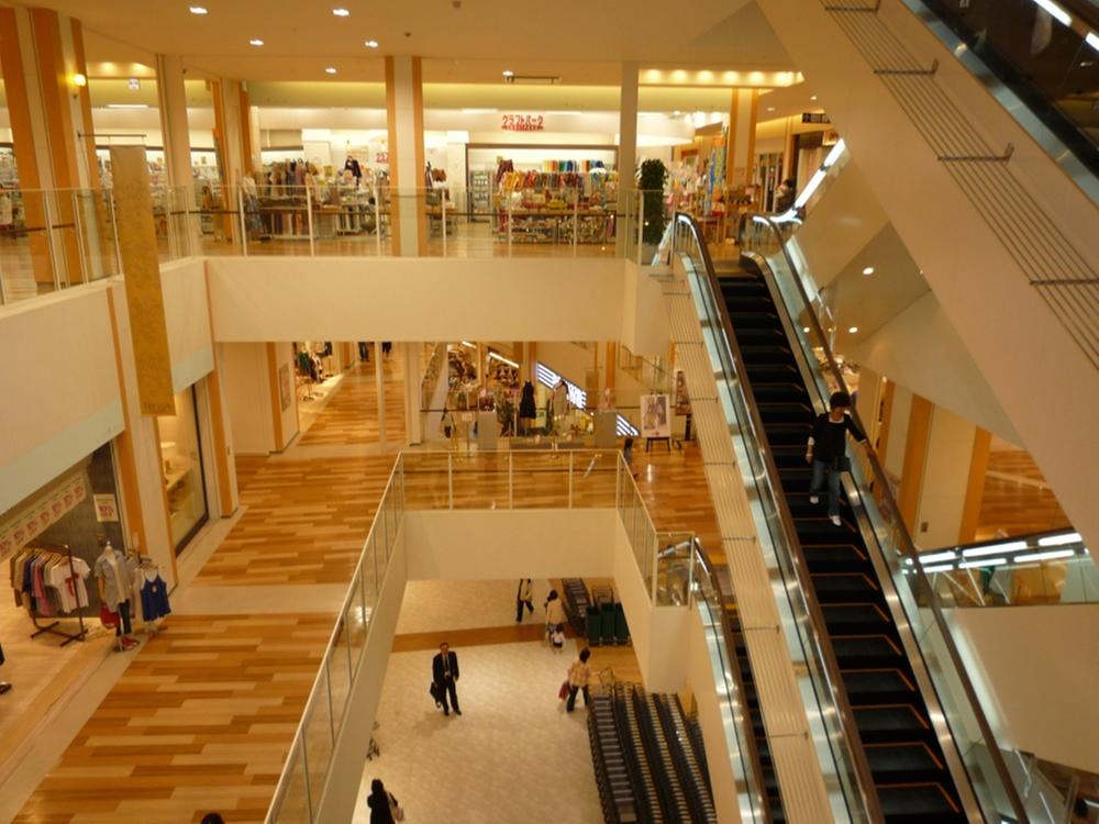 Shopping centre. Large-scale commercial facility Tressa 900m Toyota to Yokohama operated also convenient walking distance