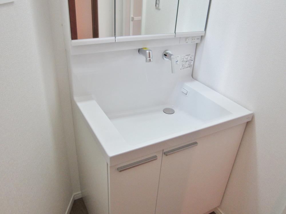 Wash basin, toilet. Interior