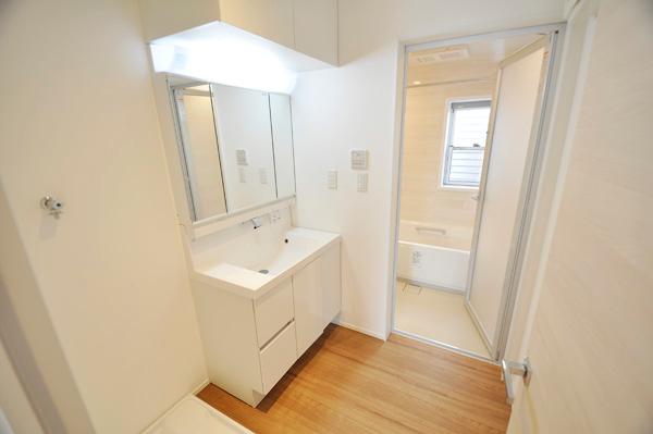 Wash basin, toilet. Local (December 2013) shooting: A Building