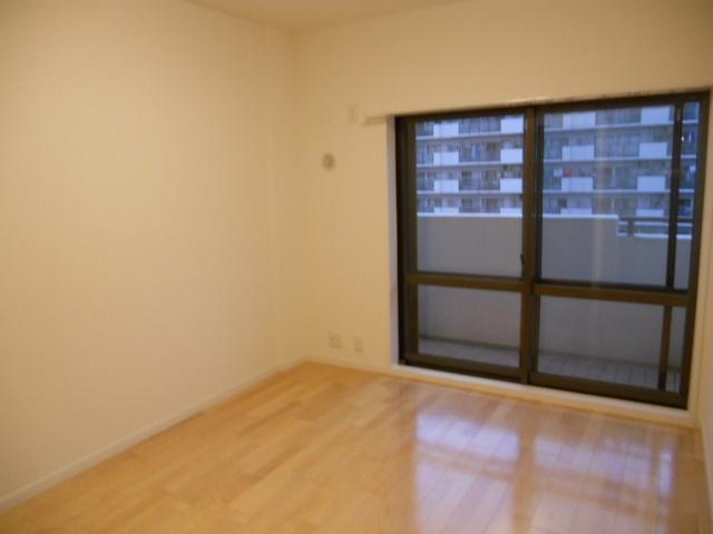 Non-living room. 5.4 Pledge of Western-style rooms facing the balcony