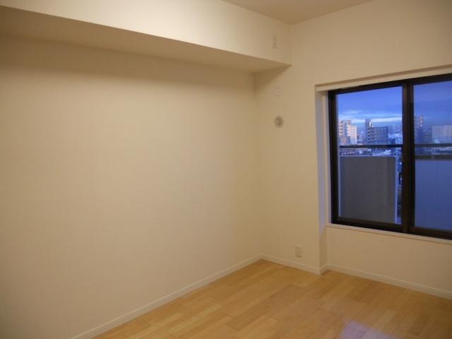 Non-living room. 6.4 Pledge of Western-style rooms facing the balcony