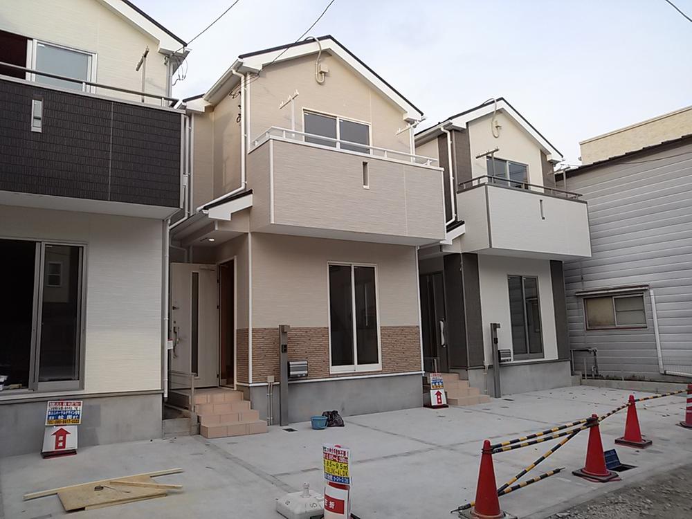 Local appearance photo. 4 Building