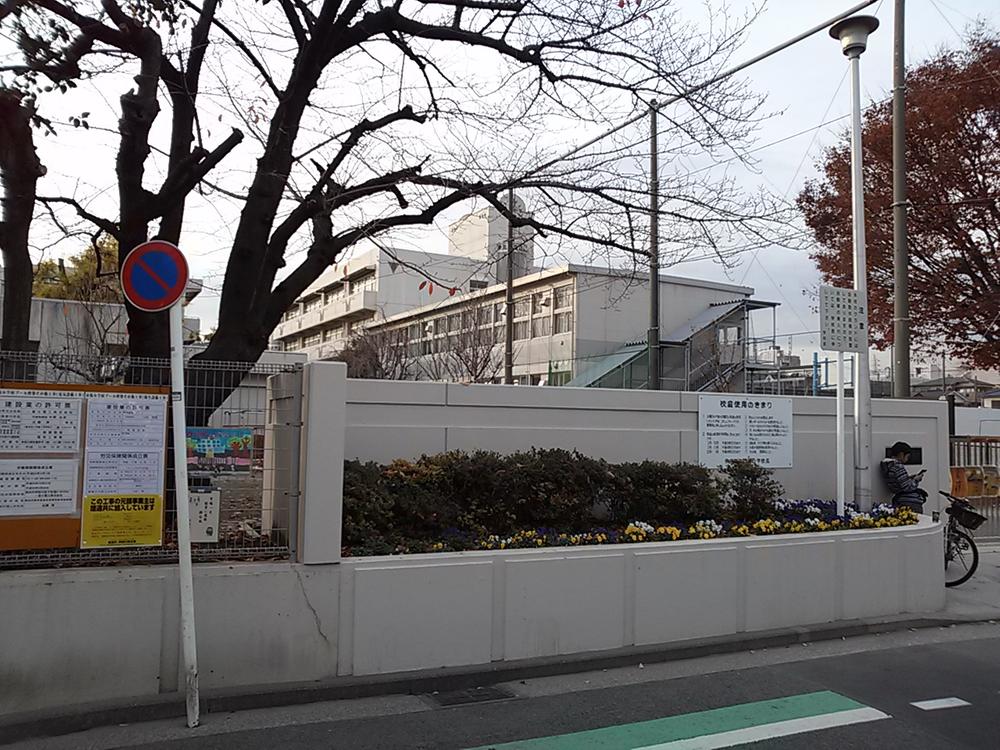 Primary school. 30m to Yokohama Municipal Market Elementary School