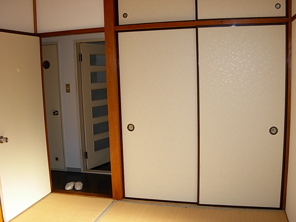 Living and room. Japanese-style room 6 tatami closet side