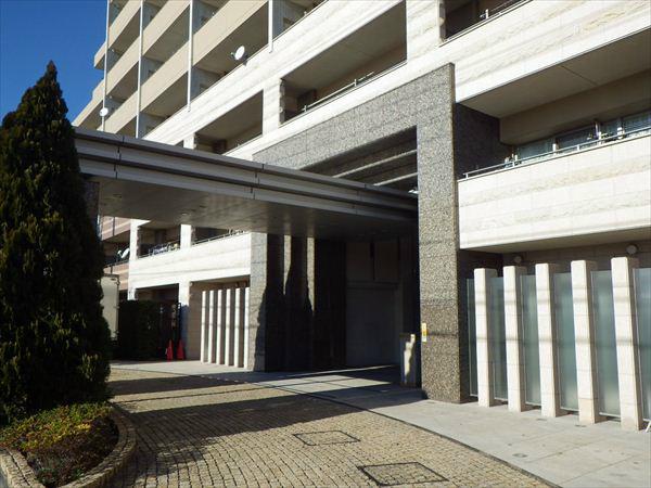 Entrance. Entrance (driveway)