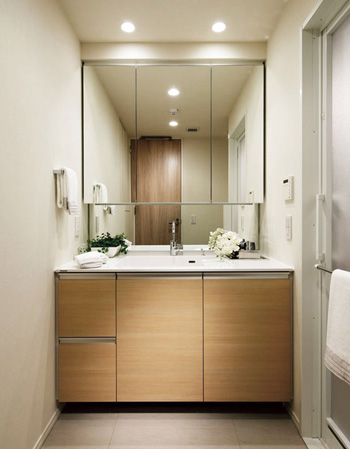 Bathing-wash room.  [Powder Room] Powder room with large mirror and a beautiful bowl to produce a hotel-like style. Also of the busy morning time, You can skin care and hair care in the elegant feeling.