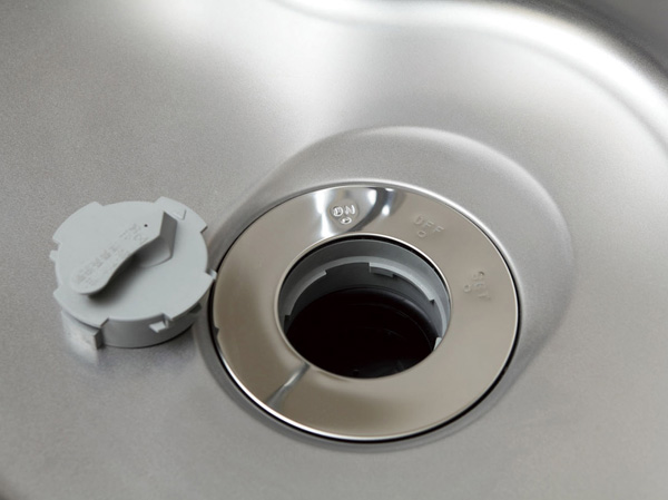 Kitchen.  [Disposer] Disposer of grinding process the garbage in the sink. Reduce the odor to be worried about, It keeps the kitchen clean.