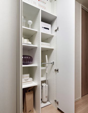 Receipt.  [Hallway storage] The floor of the storage space, It lost a step, By the same flooring as the corridor, We devised to accommodate the vacuum cleaner smoothly. Also, Adopted a shelf that can remove, It can be stored to organize frequently used household goods.