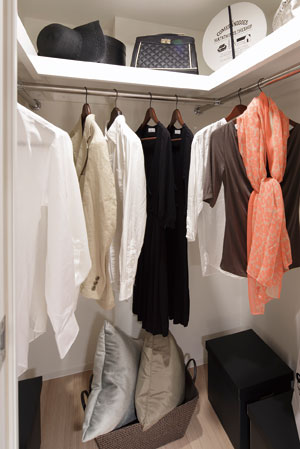 Receipt.  [Walk-in closet] Walk-in closet that can confirm the stored items at a glance is, Large-scale storage with the size of the room. In addition to the storage of a number of clothing, Drawer to feet and chest, You can put even shoe box.  ※ Except B-K type