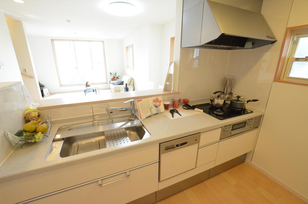 Kitchen. Conversation of the family is also bouncy popular face-to-face kitchen!