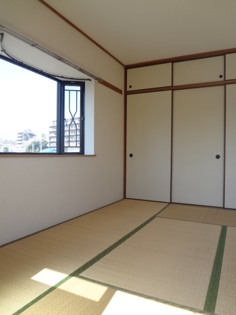 Other room space. A two-sided lighting is bright Japanese-style room!