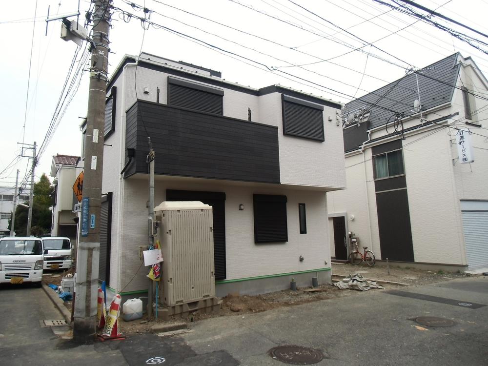 Local appearance photo. Good per sun in three directions land!