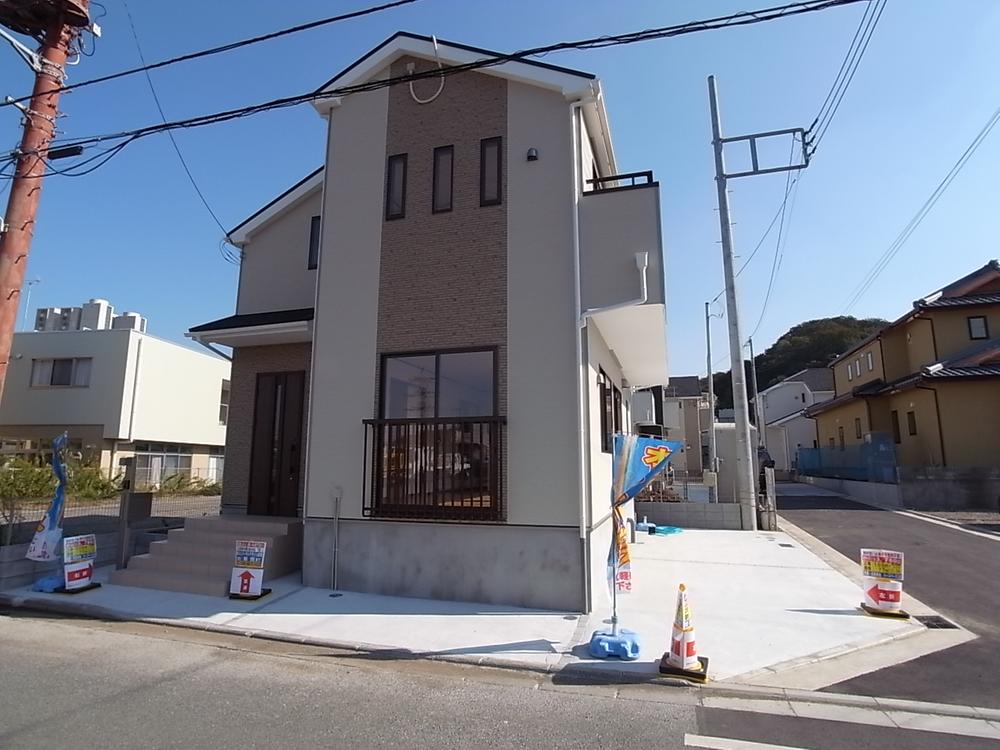 Local appearance photo. Day in the corner lot, It is a house with a sense of openness. Local (11 May 2013) Shooting