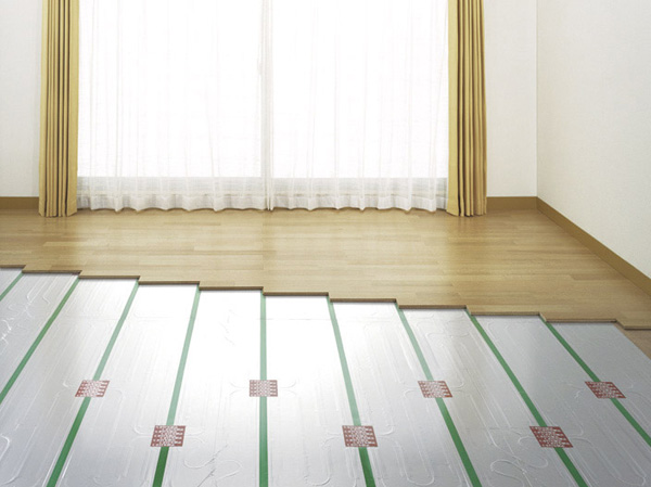 Living.  [TES hot water floor heating] Warm and comfortable the whole room from feet. Not pollute the air, It is dance raised difficult heating the dust. (Same specifications)