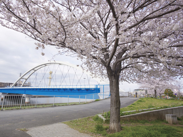 Surrounding environment. Tsurumi River Bridge (3-minute walk, About 170m)