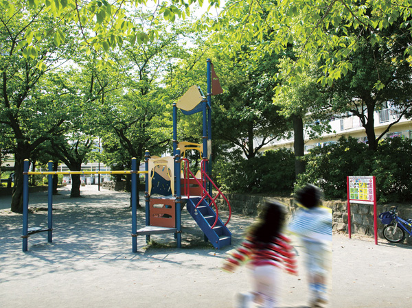 Surrounding environment. KoikeFuchi park (a 1-minute walk, About 20m)